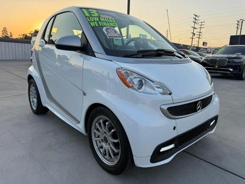 White 2013 smart ForTwo Passion