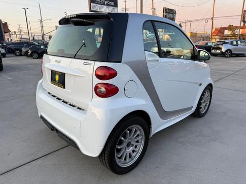 White 2013 smart ForTwo Passion