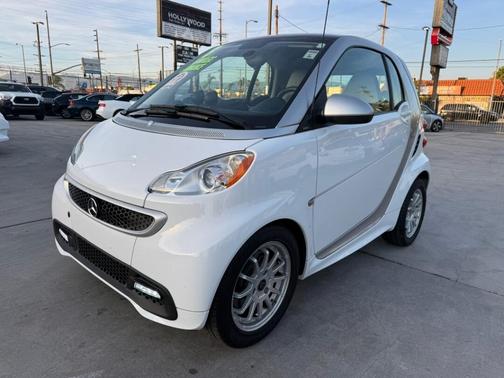 White 2013 smart ForTwo Passion