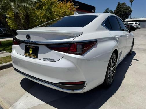 2022 Lexus ES 300h Premium