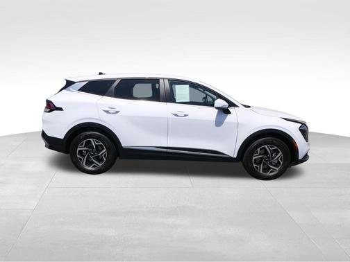 White Pearl 2025 Kia Sportage LX