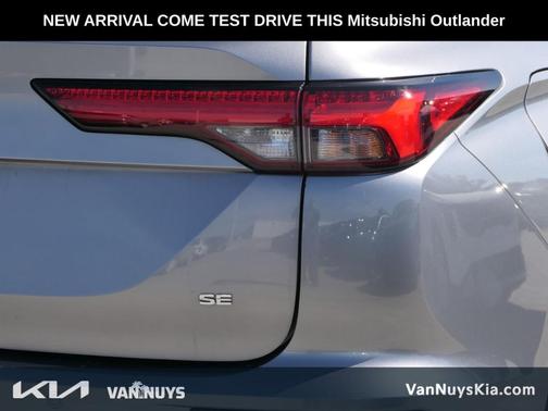 Gray 2024 Mitsubishi Outlander SE