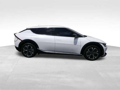 Snow White Pearl 2024 Kia EV6 Light