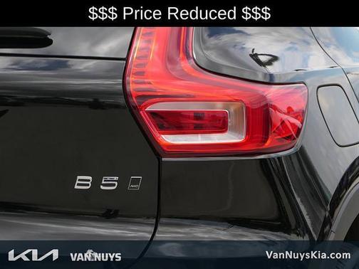 Onyx Black Metallic 2025 Volvo XC40 B5 Core Bright Theme