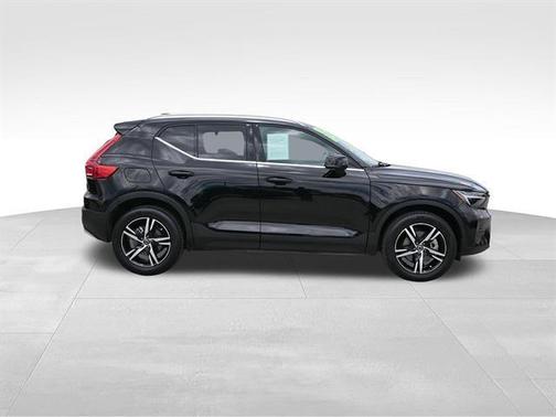 Onyx Black Metallic 2025 Volvo XC40 B5 Core Bright Theme