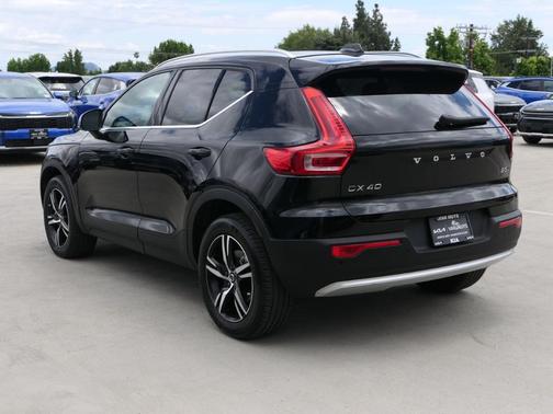 Onyx Black Metallic 2025 Volvo XC40 B5 Core Bright Theme