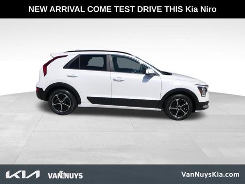 Snow White Pearl 2025 Kia Niro EX