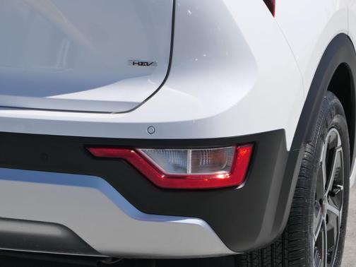 Snow White Pearl 2025 Kia Niro EX