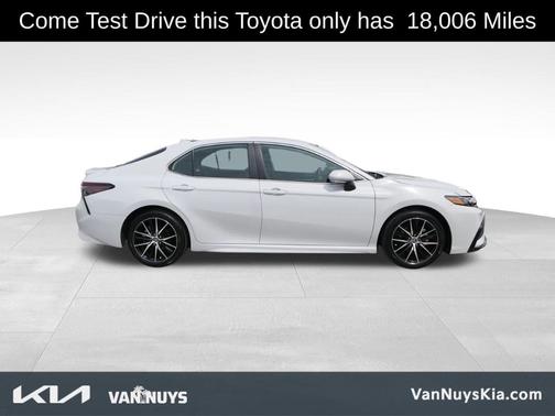 2023 Toyota Camry Hybrid SE