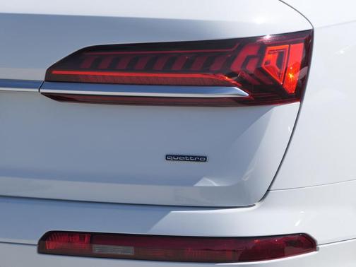 Glacier White Metallic 2021 Audi Q7 45 Premium