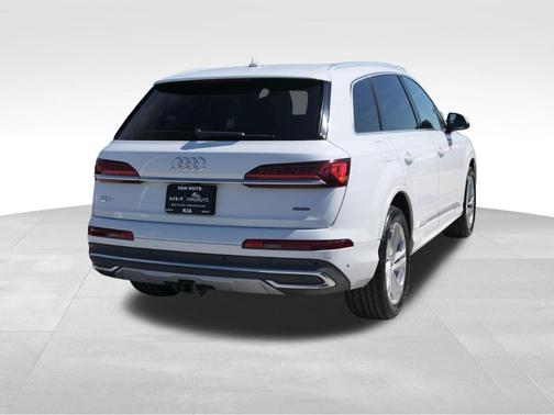 Glacier White Metallic 2021 Audi Q7 45 Premium