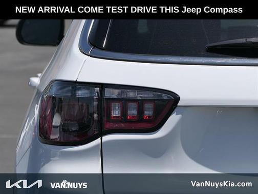 Bright White Clearcoat 2022 Jeep Compass Latitude
