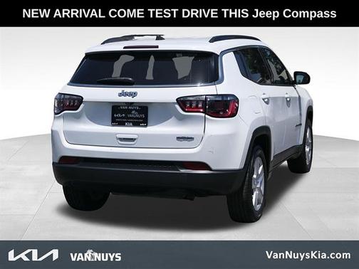 Bright White Clearcoat 2022 Jeep Compass Latitude