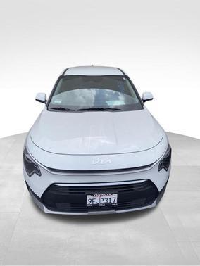 Snow White Pearl 2023 Kia Niro LX