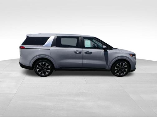 Ceramic White 2024 Kia Carnival EX
