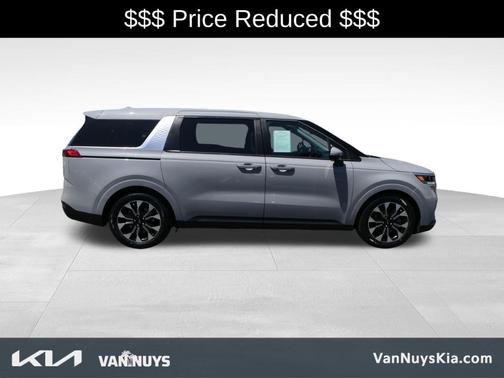 Ceramic White 2024 Kia Carnival EX