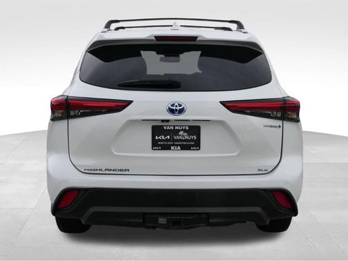 2022 Toyota Highlander Hybrid Bronze Edition