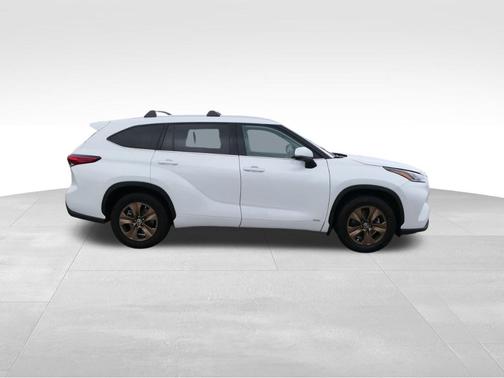 2022 Toyota Highlander Hybrid Bronze Edition