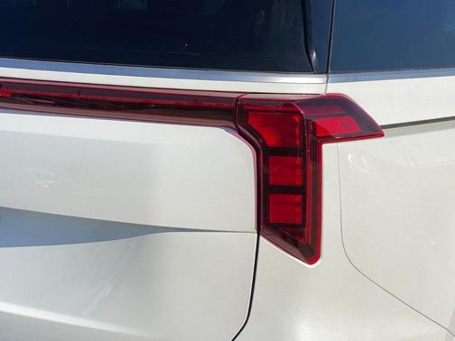 Snow White Pearl 2026 Kia Carnival LXS