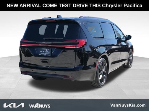 Diamond Black 2025 Chrysler Pacifica Limited