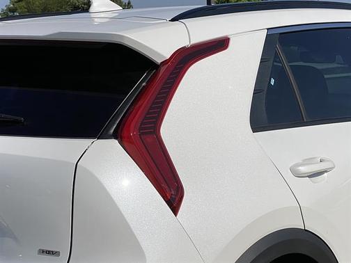 Snow White Pearl 2026 Kia Niro LX