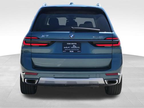 Green 2023 BMW X7 xDrive40i