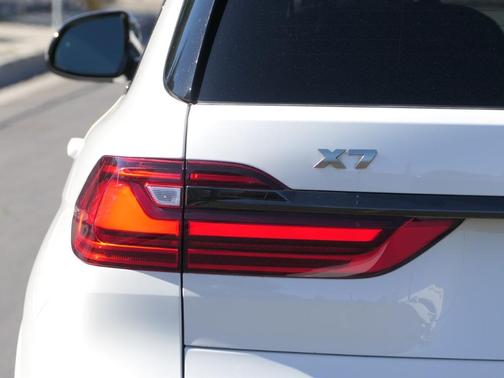 2022 BMW X7 M50i