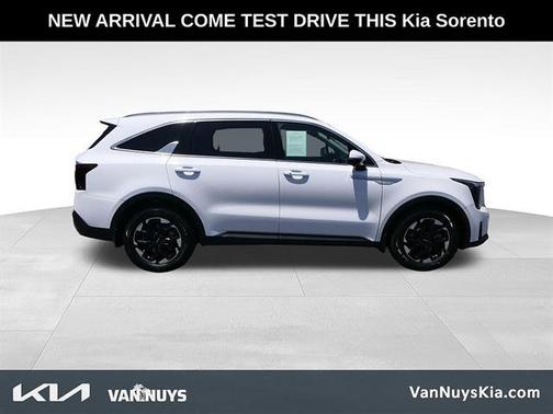 Glacial White Pearl 2024 Kia Sorento S