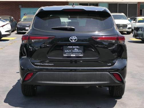 Midnight Black Metallic 2024 Toyota Highlander LE