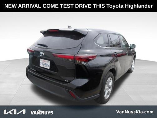Midnight Black Metallic 2024 Toyota Highlander LE