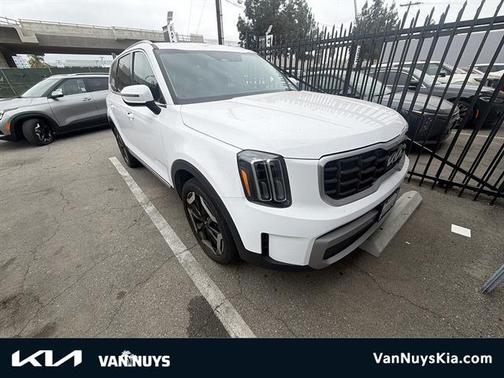 Glacial White Pearl 2023 Kia Telluride S