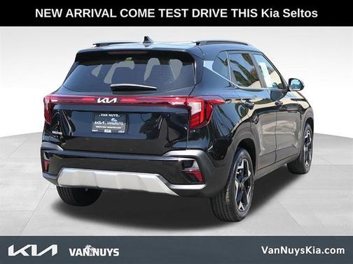 Fusion Orange 2024 Kia Seltos EX