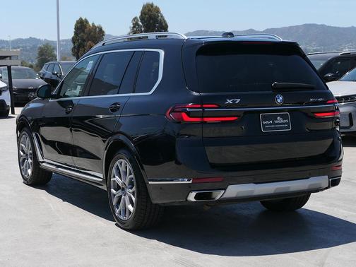 Black Sapphire Metallic 2025 BMW X7 xDrive40i