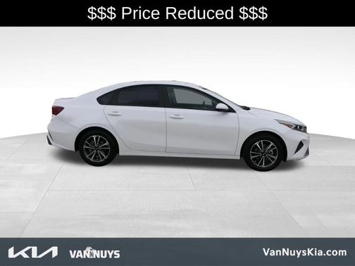 Snow White Pearl 2023 Kia Forte LXS