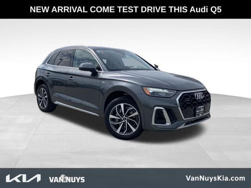 Daytona Gray Pearl Effect 2023 Audi Q5 45 S line quattro Premium