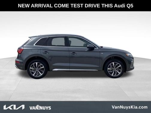 Daytona Gray Pearl Effect 2023 Audi Q5 45 S line quattro Premium