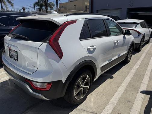 Snow White Pearl 2025 Kia Niro EX