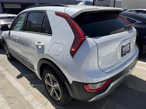Snow White Pearl 2025 Kia Niro EX