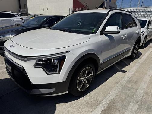 Snow White Pearl 2025 Kia Niro EX