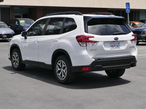 Crystal White Pearl 2024 Subaru Forester Premium