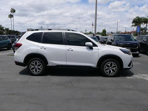 Crystal White Pearl 2024 Subaru Forester Premium