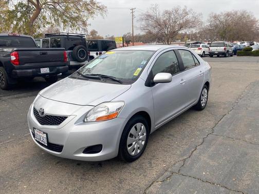 Photo 3 of 22 of 2010 Toyota Yaris Base