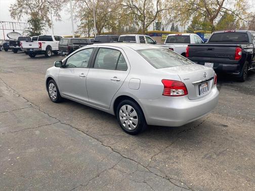 Photo 5 of 22 of 2010 Toyota Yaris Base