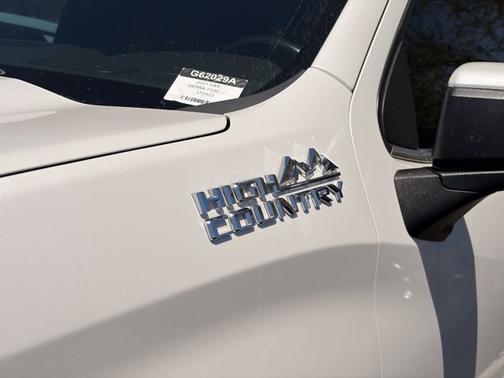 Iridescent Pearl Tricoat 2021 Chevrolet Silverado 1500 High Country