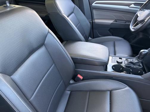 Platinum Gray Metallic 2022 Volkswagen Atlas 3.6L V6 SE w/Technology