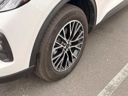 Star White Metallic Tri-Coat 2025 Ford Escape PHEV