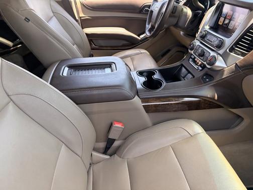 Iridescent Pearl Tricoat 2017 Chevrolet Suburban LT
