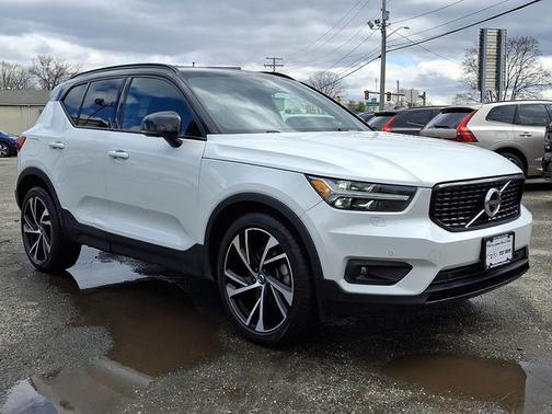 2022 Volvo XC40 R-Design