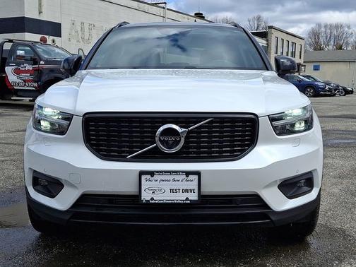 2022 Volvo XC40 R-Design
