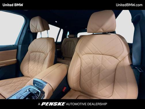 Mineral White Metallic 2027 BMW X7 xDrive40i